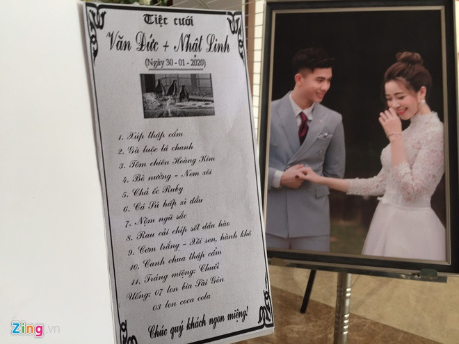 Sáng 30/1, đám cưới Phan Văn Đức và Võ Nhật Linh diễn ra tại một khách sạn ở TP.Vinh, Nghệ An. Thực đơn tiệc cưới Phan Văn Đức gồm những món ăn đơn giản nhưng rất hấp dẫn. Bố chú rể tiết lộ, so với tiệc cưới ở ngoài Hà Nội thì mâm cỗ ở Nghệ An không đắt đỏ bằng. Ảnh: Zing.