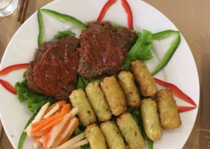 Mâm cỗ cưới của Văn Đức còn có món bò nướng – nem xôi độc đáo. Thay vì sử dụng bò xào quen thuộc, bò nướng dễ gây ấn tượng với thực khách hơn nhờ kiểu chế biến mới lạ.