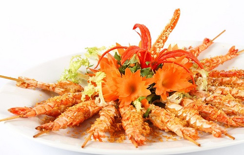 Tôm chiên cũng xuất hiện nhiều trong các bữa tiệc cưới hỏi của người Việt.