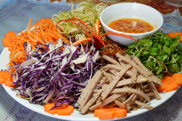 Nam cầu thủ gốc Nghệ An còn tiếp đãi khách dự tiệc cưới đĩa nộm ngũ sắc bắt mắt. Nộm ngũ sắc có thành phần khác nhau tùy công thức người chế biến, nhưng phải đủ 5 màu. Nguyên liệu cơ bản cho món ăn này gồm đu đủ, cà rốt, cải tím, củ đậu, chả giò, rau thơm.