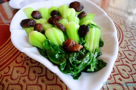 Cải chíp sốt dầu hào cũng là món ăn thanh đạm có màu xanh bắt mắt nên thường được chọn làm món ăn trong các mâm cỗ cưới của người Việt. Ảnh: Internet.