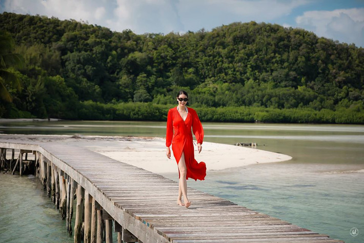 Sau 28 năm đăng quang Hoa hậu Việt Nam 1992, Hà Kiều Anh vẫn luôn thu hút sự quan tâm của công chúng bởi nhan sắc trẻ trung cùng thời gian và vóc dáng thon thả.