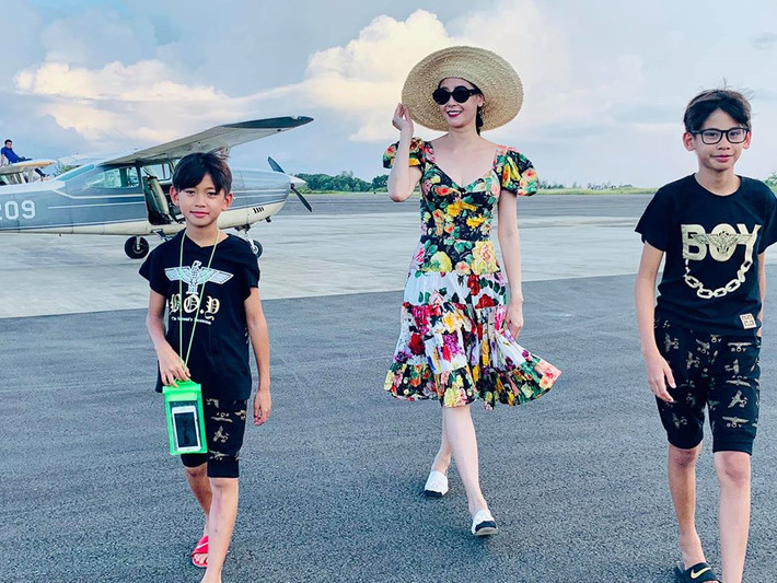 Vóc dáng hoàn hảo giúp người đẹp tự tin diện bất kỳ trang phục nào từ dáng ôm tới phom suông mềm mại. Ảnh: FBNV.