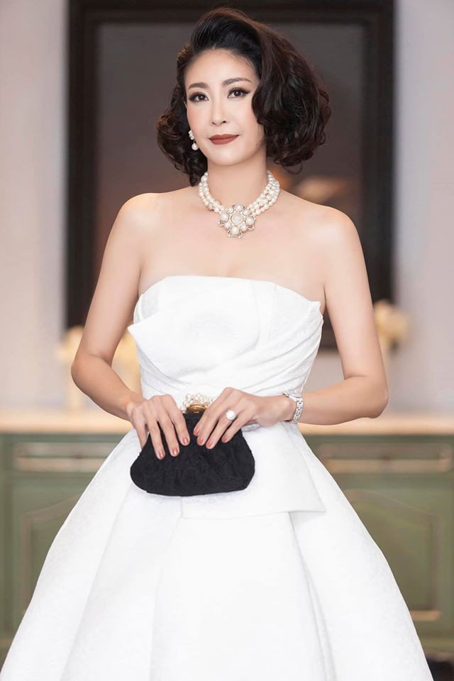 Và cô luôn tìm cách thư giãn bằng cách quên đi công việc, trở về nhà với tâm thái thư giãn, an yên nhất có thể. Cô tranh thủ trò chuyện với các con, nghe nhạc hay ngâm mình trong nước nóng…