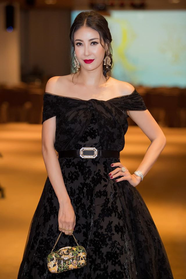 Ngoài ra, Hà Kiều Anh còn chia sẻ rằng tinh thần thoải mái là chìa khóa quan trọng nhất trong việc giữ gìn nhan sắc. Cô cho rằng, chúng ta không thể xinh đẹp khi tinh thần ủ rũ, mặt mày luôn nhăn nhó.