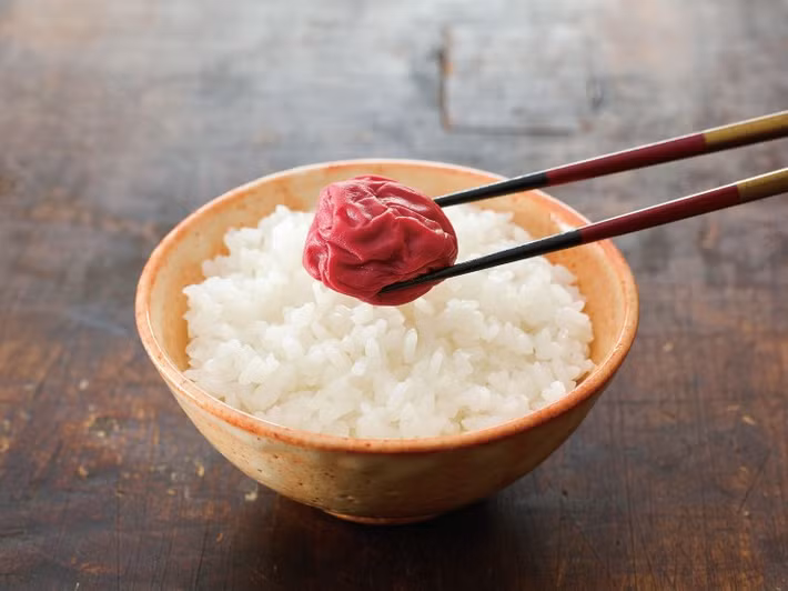 Cứ đến tháng 6 hàng năm, những người bán rau quả trên khắp Nhật Bản lại bắt đầu bày bán hàng núi mận xanh rắn và chắc đến mức không thể ăn được. Phần lớn khối lượng mận này được dùng để làm mận muối.