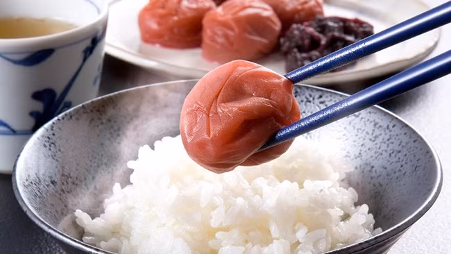 Người cao tuổi ở quốc gia này cũng rất ưa chuộng món mận mặn này vì acid citric trong mơ muối giúp kích thích dịch vị, ngăn ngừa u xơ dạ dày, giúp mọi người ăn ngon miệng hơn. Ảnh: Internet.