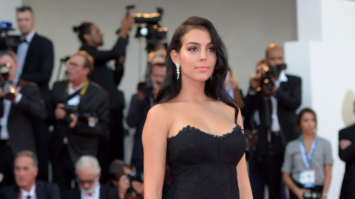 Váy cúp ngực giúp cô tôn lên đôi gò bồng đào hấp dẫn.