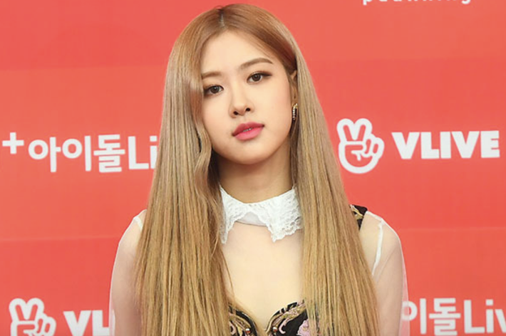 Làn da của Rosé được đánh giá là khá hoàn hảo với sự căng mướt, mịn màng mà ai cũng ao ước. Nếu không để ý đến một quầng thâm nhỏ ở mắt thì cô nàng hẳn sẽ được 10/10 điểm về độ hoàn hảo của làn da. Ảnh: Internet. 