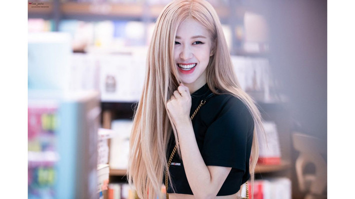 Sau đó, cô nàng chỉ cần rửa mặt bằng sữa rửa mặt phù hợp với loại da. Làm sạch da rất quan trọng để làm sạch triệt để các lớp trang điểm và bụi bẩn.