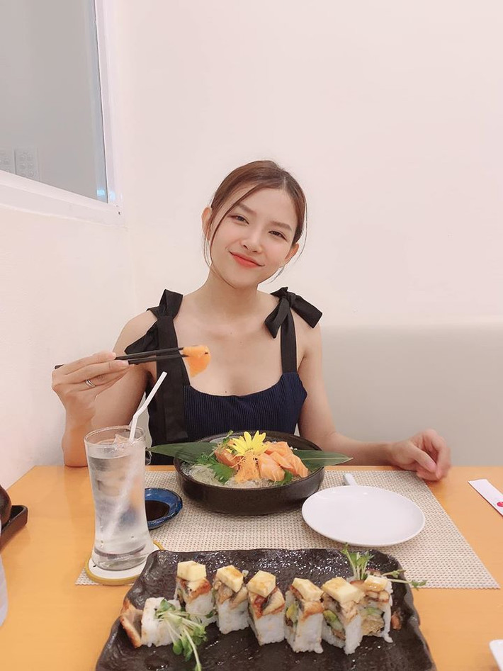 Đôi khi, Khánh Vy lại biến hóa ấn tượng cùng style gợi cảm khoe vòng một đầy đặn. 