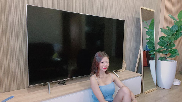 Dù ở nhà, vợ chưa cưới của Phan Mạnh Quỳnh vẫn toát lên nét gợi cảm từ áo hai dây. Nguồn: VTC. 