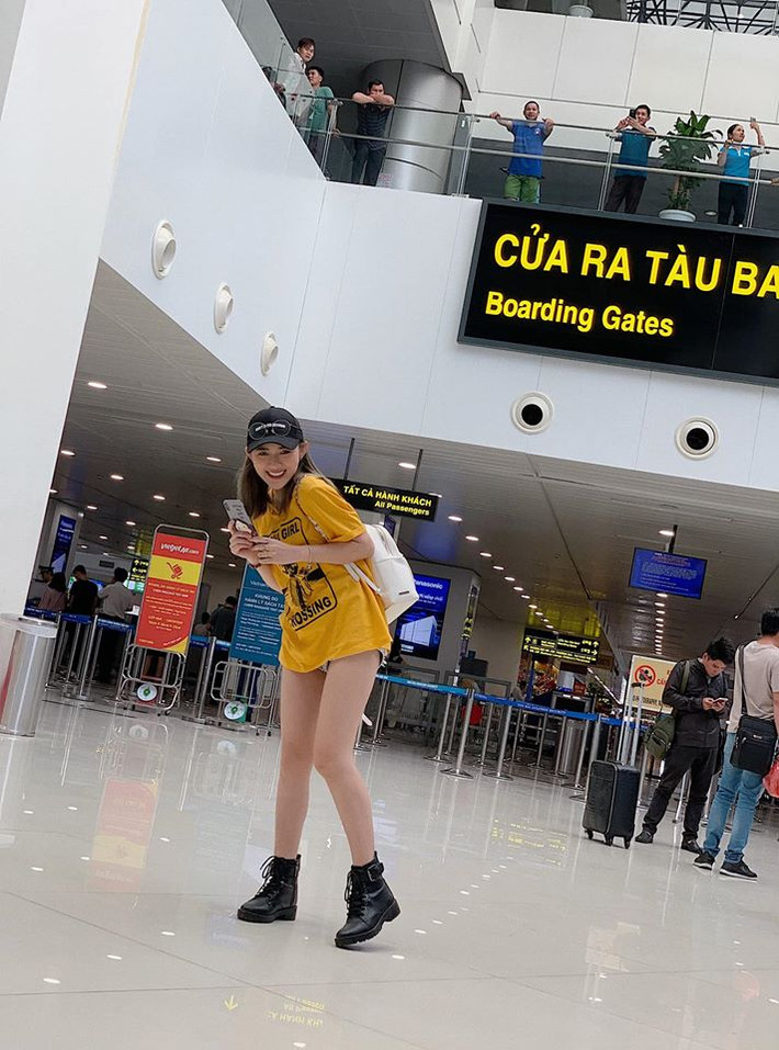 Ra sân bay, cô cũng tinh nghịch và cá tính khi phối áo phông với quần short trẻ trung.