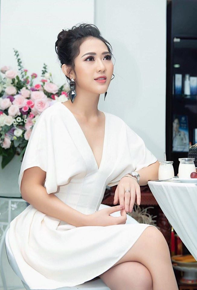 Thiết kế xẻ ngực sâu tôn lên vòng một hững hờ của nữ diễn viên "Sống chung với mẹ chồng". Nguồn Ảnh: FBNV.