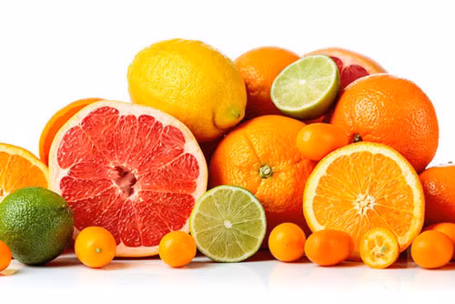 Trái cây có múi: Cam, quýt, bưởi... là lựa chọn lành mạnh và các bác sĩ dinh dưỡng khuyên bạn nên ăn một lượng nhỏ mỗi ngày. Tuy nhiên, trái cây này có thể gây cản trở giấc ngủ vì chúng có tính axit cao. Điều đó có thể gây ra chứng ợ nóng hoặc đau do trào ngược dạ dày. Chúng cũng chứa nhiều đường, làm tăng năng lượng lúc cơ thể không cần điều đó. Vì vậy, bạn nên ăn cam quýt vào buổi sáng, chuyển sang các loại trái cây ít đường, ít axit hơn trong suốt cả ngày như nho, táo, kiwi hay đu đủ. Ảnh: Wholefoodsmagazine.