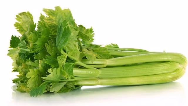 Cần tây: Nếu chứng mất ngủ của bạn liên quan đến việc đi tiểu nhiều lần mỗi đêm, bạn nên tránh ăn cần tây vào buổi tối. Cần tây chứa nhiều nước, có tính chất lợi tiểu, khiến nhu cầu đi vệ sinh của bạn nhiều hơn và không được ngủ ngon giấc. Ảnh: Askdrnandi.