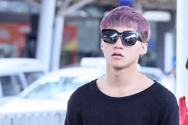Sau 'Em của ngày hôm qua', khán giả lại thấy Sơn Tùng M-TP xuất hiện với màu tóc tím khá lạ mắt.