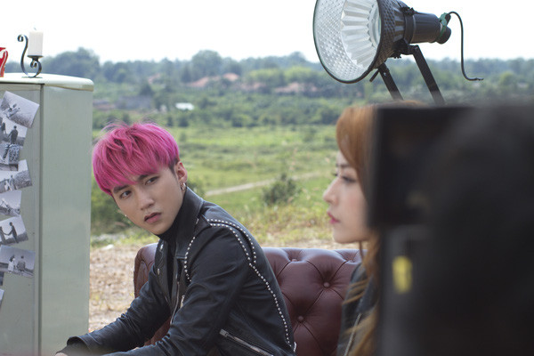 Giọng ca sinh năm 1994 nhuộm tóc hồng tím trong MV "Buông đôi tay nhau ra". Ảnh: Internet.