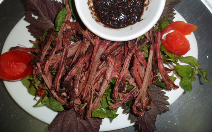 Thịt trâu sau khi được lọc thái miếng to khoảng bằng cổ tay đem ướp các gia vị tùy theo từng loại thịt như muối, ớt bột, gừng... tuyệt nhiên không thể thiếu mắc khén hay hạt dổi để có hương vị đặc trưng sau đó là đem phơi nắng hoặc dùng hơi lửa và khói sấy cho khô.