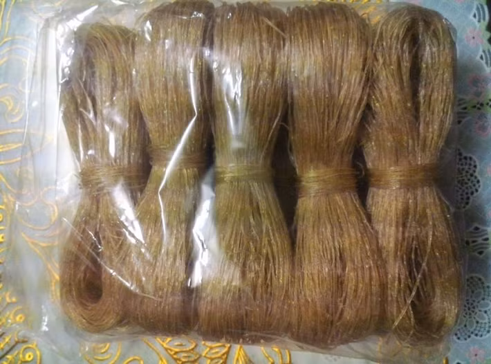 Miến dong Phia Đén, Cao Bằng: Loại miến ngon nhất ở Cao Bằng phải kể đến Phia Đén được làm từ củ dong với màu đen đặc trưng. Về vùng đất này những ngày giáp tết sẽ thấy đâu đâu cũng là những giàn phơi miến, óng ả như những sợi tơ trời.