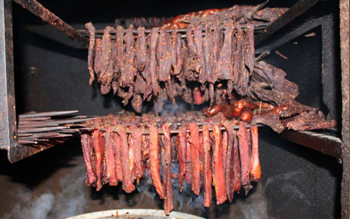 Thịt trâu gác bếp Tây Bắc: Món ăn xuất xứ từ những tộc người Thái trên vùng núi cao Tây Bắc này đang ngày càng được phổ biến ở miền xuôi. Món thịt trâu gác bếp được làm khá công phu và nhiều gia vị nên có hương vị thơm ngon, lạ miệng.