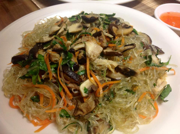 Người dân nơi đây đã dùng sự khéo léo, chăm chỉ và kinh nghiệm của mình tạo nên một thương hiệu miến bóng đẹp, dai và có hương thơm đặc trưng của bột dong chứ không có bất kỳ một phụ gia nào. Không chỉ có thế, sợi miến sau khi nấu để lâu không hề bị bở hay nát, vẫn vẹn nguyên được hương vị như ban đầu. Ảnh: Internet.