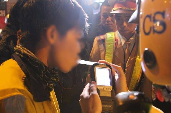 Theo luật thổi nồng độ cồn như hiện hành, kể cả không uống rượu, chỉ cần ăn phải hoa quả lên men do có hàm lượng đường cao thì bạn vẫn có nguy cơ bị thổi phạt nồng độ cồn như bình thường.