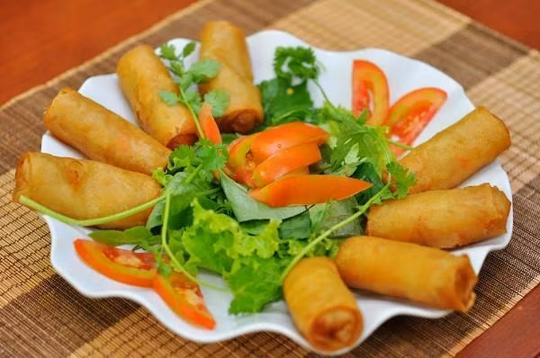 Nem rán cũng là món ăn quen thuộc thường xuất hiện trong mâm cỗ người Việt.