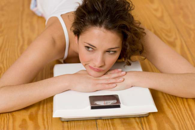 Ăn uống theo cân nặng: Phụ nữ bị ám ảnh với những số đo. Họ thường chỉ quan tâm đến con số trên chiếc cân thay vì sức khỏe thực tế của bản thân. Nếu con số này tăng chỉ một chút, họ sẽ có xu hướng ăn ít đi.