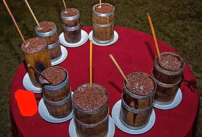 Để uống, bạn phải đổ vào nước sôi vào bình và chờ cho hạt kê trong đó lắng xuống. Sau đó, bạn dùng một ống hút tre, có tác dụng giống như một bộ lọc, giúp bạn uống bia và bỏ lại hạt kê và các tạp chất ở dưới. Đây là một loại bia ấm, là lựa chọn hoàn hảo cho những buổi tối lạnh lẽo ở dãy Himalaya.