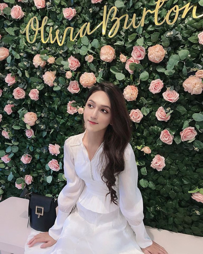 Tuy nhiên, cũng nhờ estrogen có tác dụng phân bổ lại mỡ, cơ bắp nên các đường nét trên gương mặt, cơ thể Hoàng Học nhờ đó dần trở nên mềm mại, bớt nam tính.