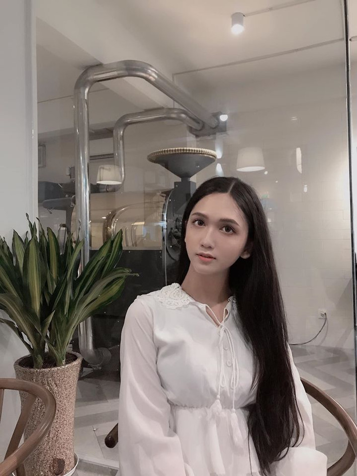 Dù chưa chuyển giới hoàn toàn nhưng cô nàng 9X trông cũng hết sức nữ tính và xinh đẹp. Ảnh: FBNV.