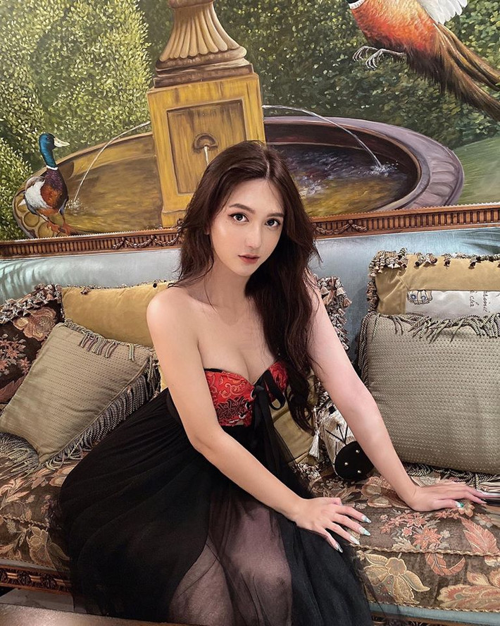 "Từ lúc nhỏ mình đã thích mặc váy, chơi búp bê rồi. Mẹ thương mình lắm nên cũng không phản đối, ngược lại còn ủng hộ, tôn trọng sở thích của mình. Mình rất may mắn khi không chỉ có mẹ mà còn được cả gia đình hai bên nội, ngoại ủng hộ", mỹ nhân 9X chia sẻ.