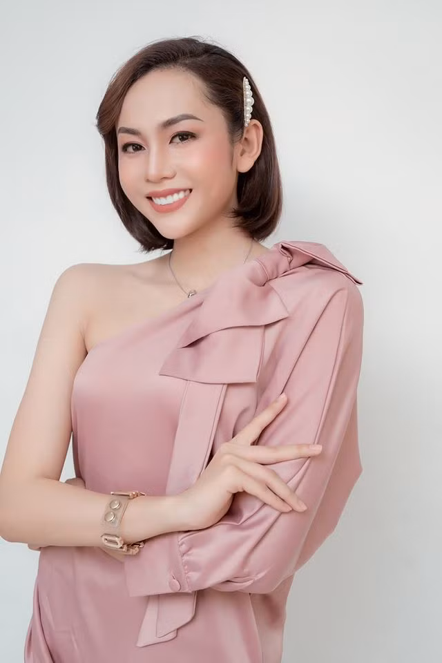 Mỹ Kỳ diện chiếc váy lệch vai đầy nữ tính và thanh lịch.