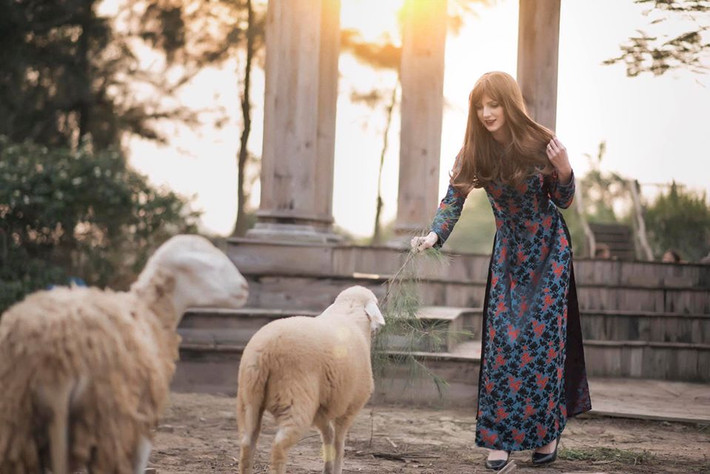 Nữ DJ thường xuyên diện áo dài truyền thống của Việt Nam.