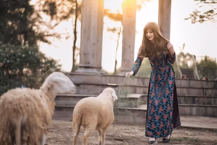 Nữ DJ thường xuyên diện áo dài truyền thống của Việt Nam.