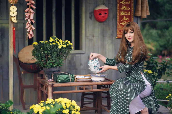 Diện chiếc áo dài chấm bi với quần lanh trắng, Alexandra Rud trông như thiếu nữ 18 chứ không ai đoán được tuổi thật của cô.