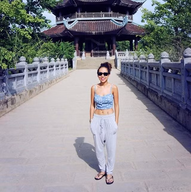 Ca sĩ Thảo Trang gây tranh cãi vì mặc quần ngố, crop top hở eo, phô trương cơ thể khi đi chùa.