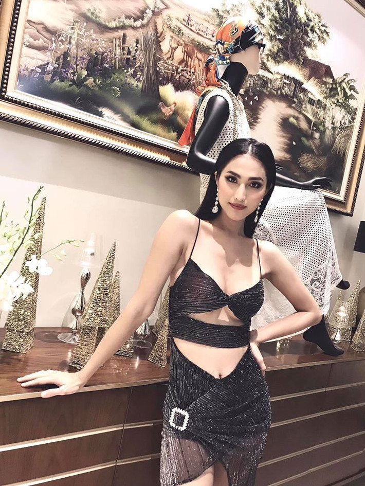 Sở hữu vòng eo thon và vòng một nóng bỏng nên người đẹp sinh năm 1991 thường xuyên chọn các thiết kế hở bạo để khoe lợi thế hình thể.