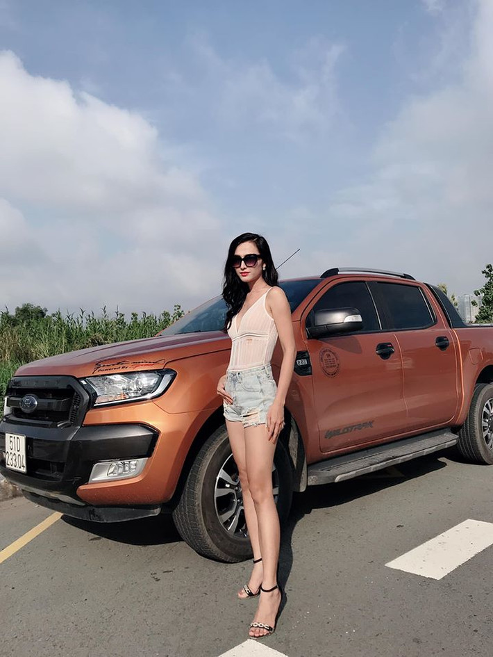 Hoài Sa kết hợp chiếc áo màu nude với quần short rách xuống phố thu hút mọi ánh nhìn. Ảnh: FBNV.