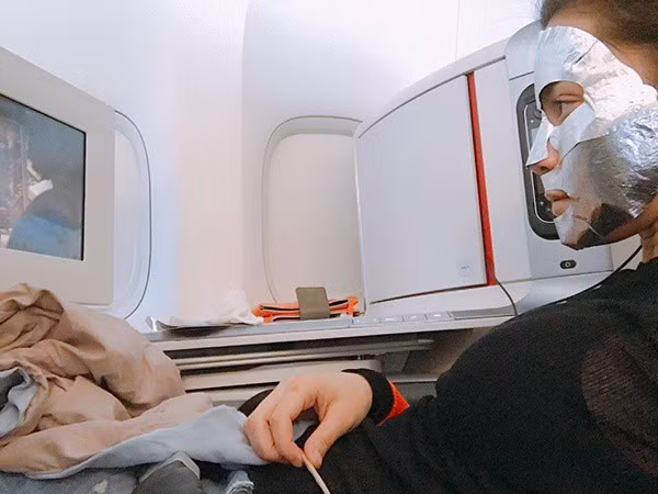 Bí quyết giữ làn da khỏe mạnh của Hà Hồ đó chính là dùng mặt nạ. Đây cũng là cách mà rất nhiều ngôi sao áp dụng, vì tính chất công việc cần phải di chuyển nhiều, mà với một nghệ sĩ, ngoại hình là điều quan trọng nên cô đã tận dụng mọi thời gian trống để chăm sóc da, và mặt nạ chính là một sự lựa chọn hoàn hảo cho những người bận rộn như cô.