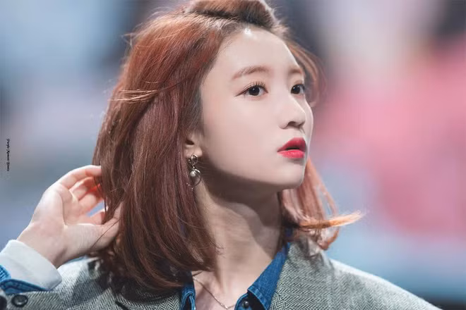 Cùng với việc ăn kiêng để có thân hình mảnh mai, vòng eo con kiến, nữ thần tượng 21 tuổi cũng chăm chút cho làn da bằng cách đắp mặt nạ mỗi tối trước khi đi ngủ, dùng kem chống nắng hàng ngày và hạn chế makeup khi không phải lên sân khấu. Ảnh: Internet. 