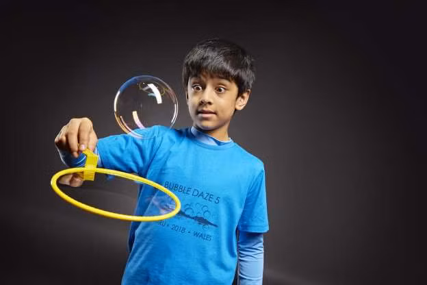 Farhaan Shoaib, 12 tuổi, lập kỷ lục thế giới về số lượt nảy của bong bóng xà phòng trên một tấm phim lên tới 133 lượt.