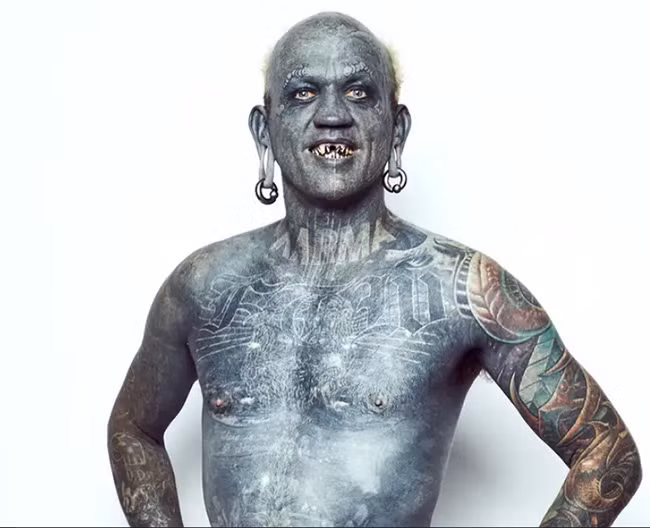 Lucky Diamond Rich đến từ Australia giữ kỷ lục người đàn ông xăm nhiều nhất thế giới. Người này dành hơn 1.000 giờ để xăm khắp cơ thể.