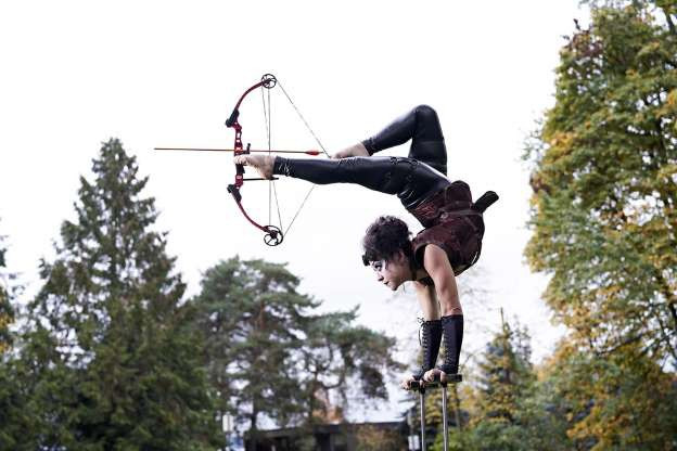 Vào ngày 31/3/2018, Brittany Walsh đến từ Mỹ xác lập một kỷ lục khó tin là mũi tên bắn bằng chân xa nhất thế giới. Cô bắn cung bằng chân xa 12,31m.