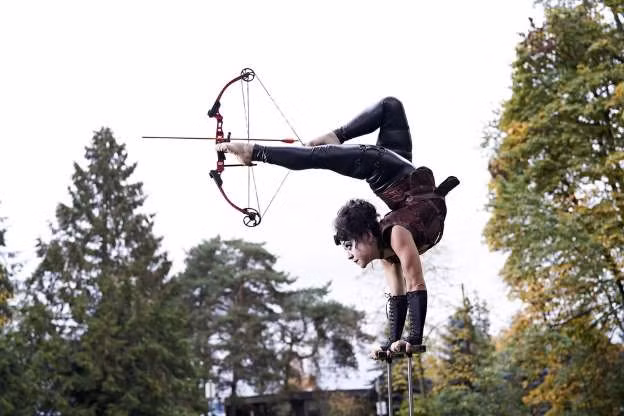 Vào ngày 31/3/2018, Brittany Walsh đến từ Mỹ xác lập một kỷ lục khó tin là mũi tên bắn bằng chân xa nhất thế giới. Cô bắn cung bằng chân xa 12,31m.