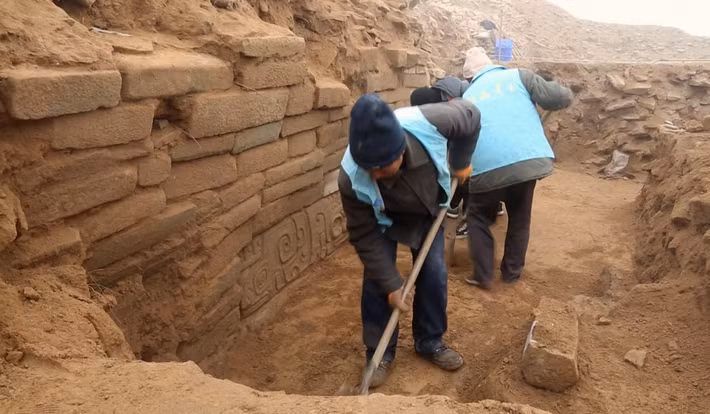 Từ đây, các chuyên gia suy đoán số hộp sọ có thể đến từ những cuộc xung đột sắc tộc xảy ra trong khu vực này. Quan điểm này được đưa ra xuất phát từ việc người cổ đại thường sử dụng kẻ thù hoặc những người bị bắt giữ trong các nghi lễ hiến tế thần linh.