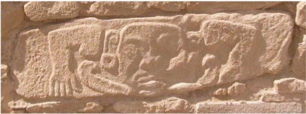 Kim tự tháp ở Shimao được trang trí biểu tượng con mắt và khuôn mặt nửa người nửa thú. Theo các chuyên gia, những biểu tượng này tượng trưng cho sức mạnh tâm linh đặc biệt và củng cố ấn tượng thị giác đối với con người. Bao quanh kim tự tháp là những bức tường, thành lũy và cổng thành.