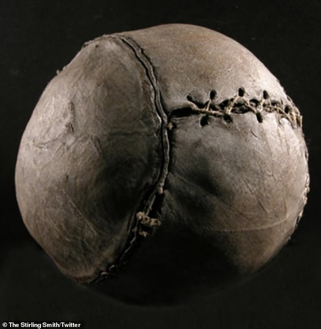 Quả bóng lâu đời nhất thế giới dùng để chơi đá bóng vào những năm 1540.