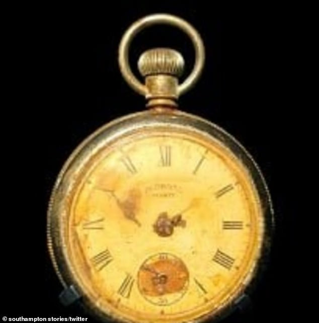 Chiếc đồng hồ này thuộc về Steward Sidney Sedunary - người thiệt mạng trong thảm kịch chìm tàu Titanic kinh hoàng năm 1912. Nó dừng chạy ở thời điểm 1h50. Khoảng 30 phút sau, con tàu chìm hoàn toàn xuống đáy biển. Vài ngày sau khi xảy ra thảm kịch, người ta mới tìm thấy thi thể Sedunary có chiếc đồng hồ ở trong túi.